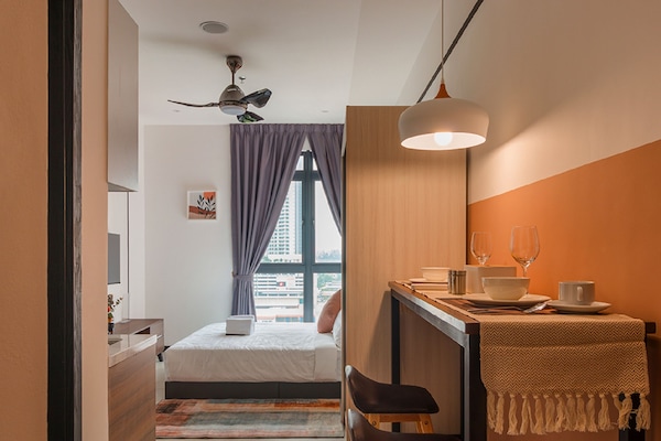 Hypo-allergenic bedding, desk, iron/ironing board, free WiFi