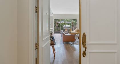 An Oasis off Sunset Blvd. Walking distance to great restaurants and nightlife.