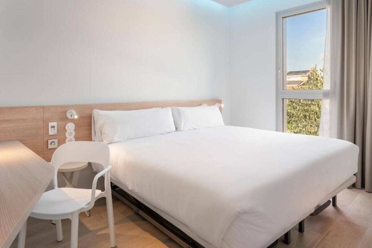 In-room safe, WiFi (free)