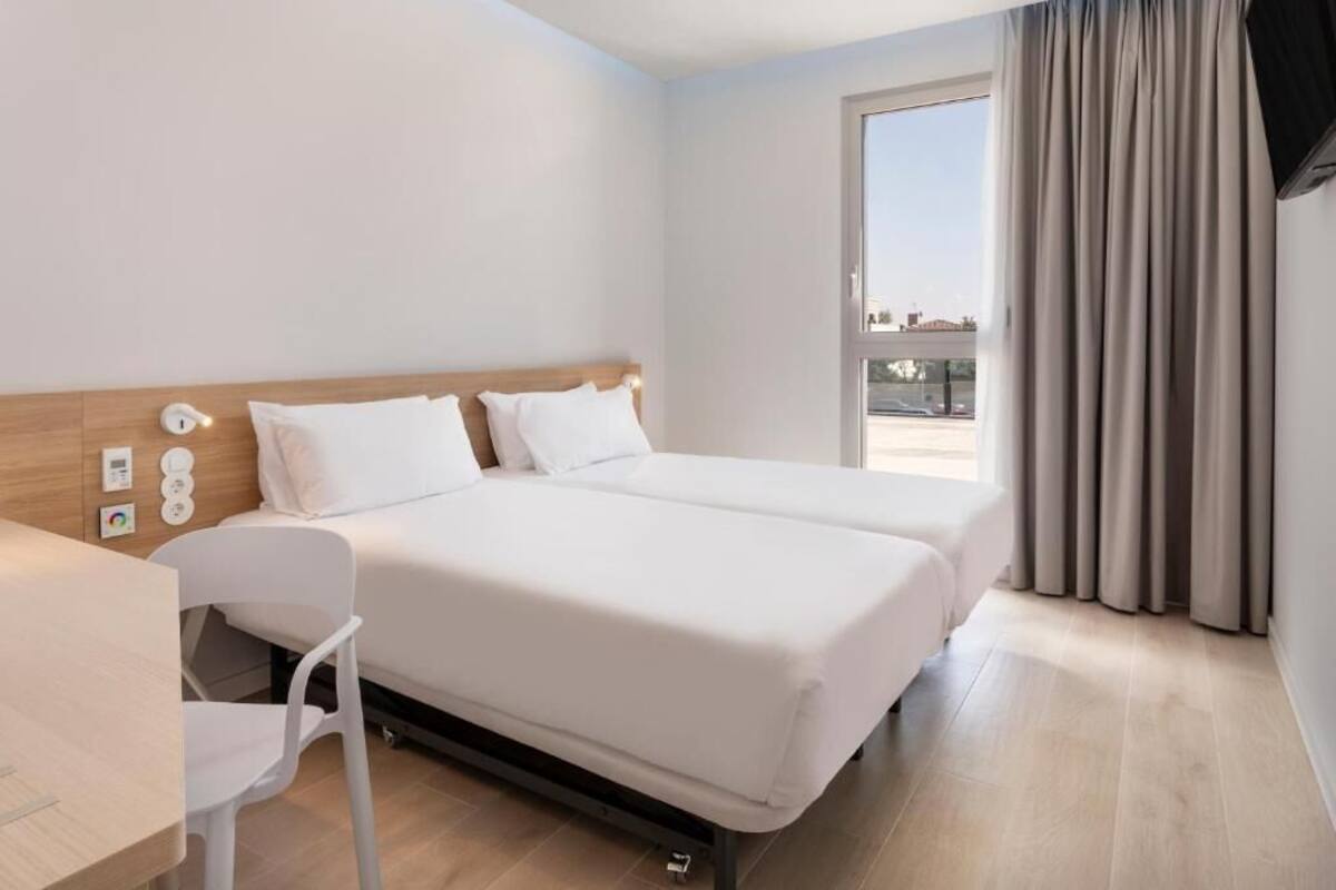 Standard Twin Room | In-room safe, WiFi (free)