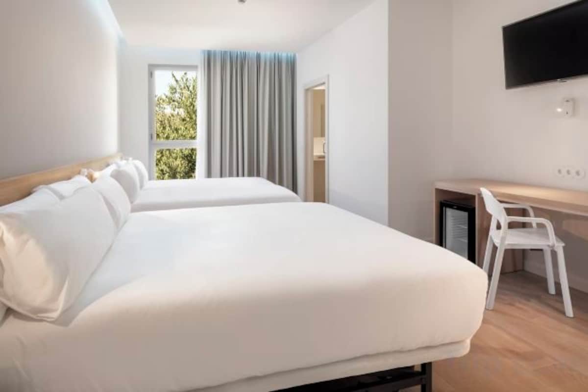In-room safe, WiFi (free)