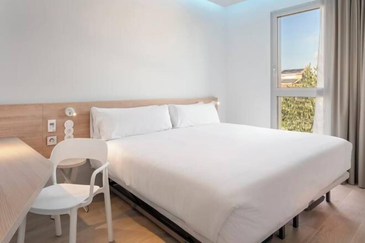 In-room safe, WiFi (free)