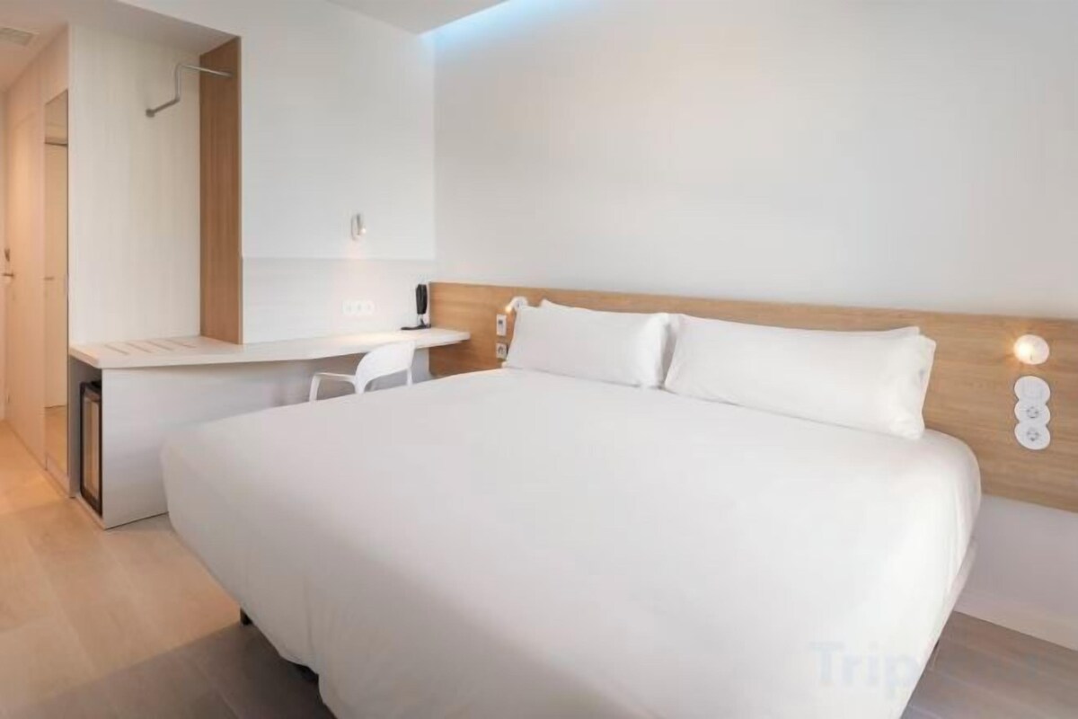 In-room safe, WiFi (free)