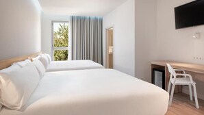 Family Room | In-room safe, WiFi (free) - B&B Hotel Lleida  (Lleida)