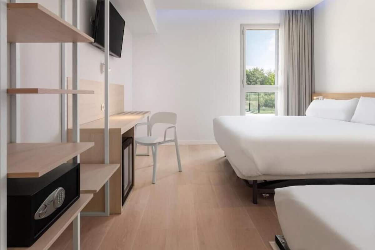 Triple Room | In-room safe, WiFi (free)
