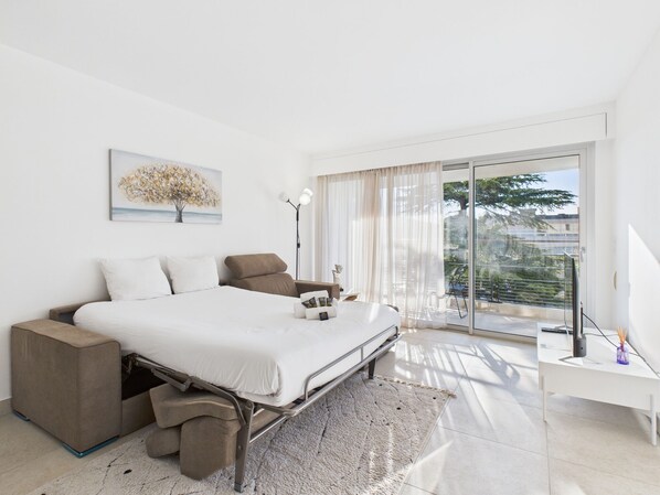 2 bedrooms, iron/ironing board, internet, bed sheets