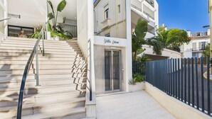 Una escala que condueix a un edifici amb un rètol que diu "Villa Lirina".