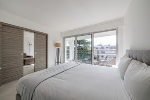 2 slaapkamers, een strijkplank/strijkijzer, internet, beddengoed