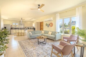Smart TV - Luxe Island Villa 5 mins to the Beach at Opal Breeze by Bocobay (Noord)