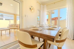 Dining - Luxe Island Villa 5 mins to the Beach at Opal Breeze by Bocobay (Noord)