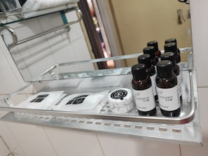 Appartement Ville | Salle de bain | Douche, douche à « effet pluie », articles de toilette de luxe