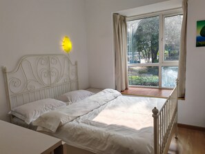 City Apartment | Premium bedding, down duvets, memory-foam beds, free minibar - YuJian Meet You (Chengdu)