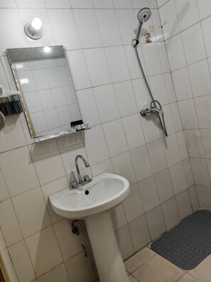 Appartamento City | Bagno | Doccia, soffione a pioggia, set di cortesia firmato, asciugacapelli