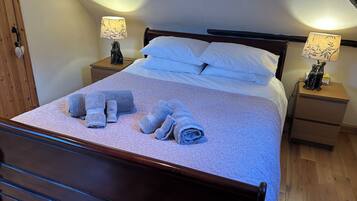 Cottage, 2 Bedrooms | Desk, travel cot, bed sheets