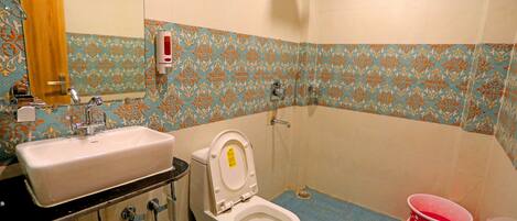 Dusj, toalettartikler (inkludert), håndklær og sjampo