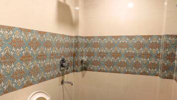 Regadera, amenidades de baño gratuitas, toallas, shampoo