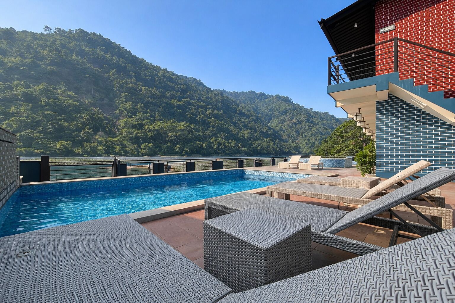 Una piscina al aire libre