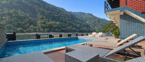 Una piscina al aire libre