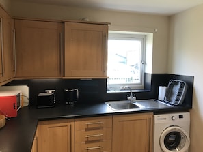 Cottage, 2 chambres | Cuisine privée | Réfrigérateur, micro-ondes, bouilloire électrique
