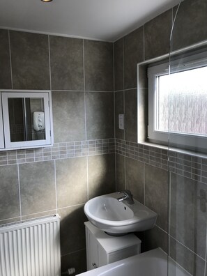 Cottage, 2 Bedrooms | Bathroom | Towels