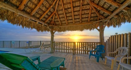 6BDR Bay Haven w/ Shared Waterfront Pool + Boat Dock | Keeper Trout by AvantStay