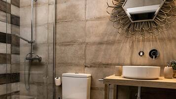 Een douche, milieuvriendelijke toiletartikelen, een haardroger