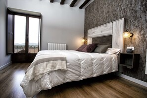 1 bedroom, desk, iron/ironing board, travel crib - Cuevas, Vistas A Sierra DE Cantabria Y Bodegas Riojanas. EL Corazón DE LA Rioja (Cenicero)