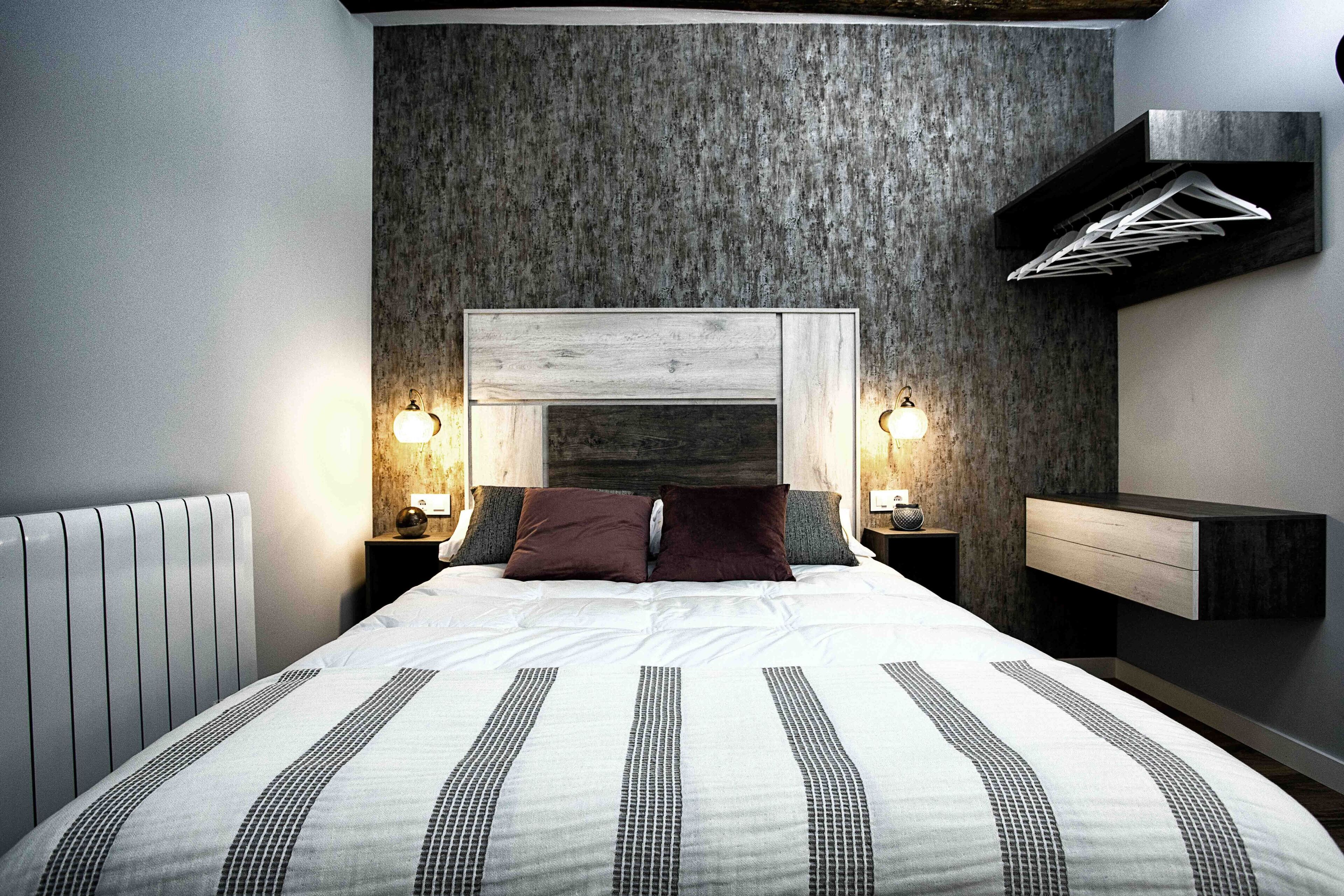 1 slaapkamer, een bureau, een strijkplank/strijkijzer, reisbedje