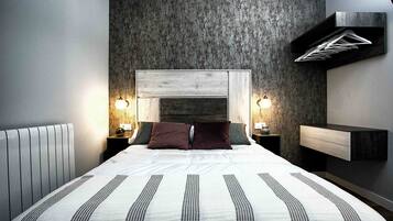 1 slaapkamer, een bureau, een strijkplank/strijkijzer, reisbedje