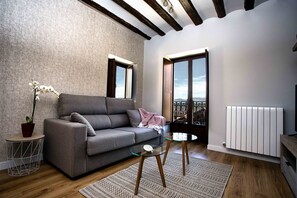 Smart TV - Cuevas, Vistas A Sierra DE Cantabria Y Bodegas Riojanas. EL Corazón DE LA Rioja (Cenicero)