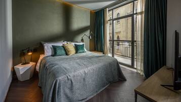 Double Room | Minibar, in-room safe, individually decorated, individually furnished