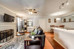 Smart TV, fireplace - I52 – World Cup Stay - 18 min to AT&T - Sleeps 2 - Free Parking (Irving)