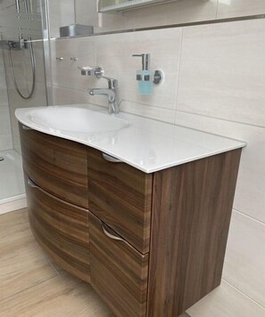 Dusche, Haartrockner, Handtücher