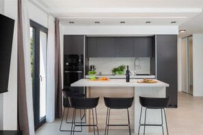 Microwave, dishwasher, coffee/tea maker, toaster