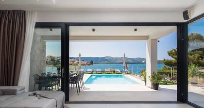 Villa Pepera avec vue imprenable sur la mer et piscine chauffée