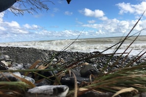 Una costa rocosa con olas rompiendo en la orilla.