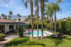 A pool area with lounge chairs, a pergola, and palm trees. - Palm Springs Paradise (Palm Springs)