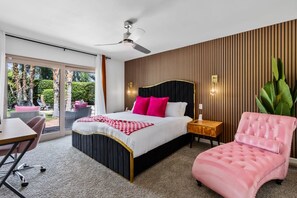 Quarto moderno com cama, escrivaninha e cadeira.