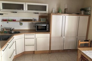 Frigorifero, microonde, forno, piano cottura