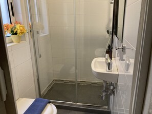 Traditional Apartment | Bathroom