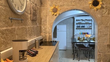 Apartamento tradicional | Cocina privada | Frigorífico grande, microondas, horno y máquina de café espresso