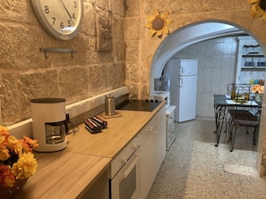 Private kitchen - Charming Central Townhouse in Sliema  (Sliema)