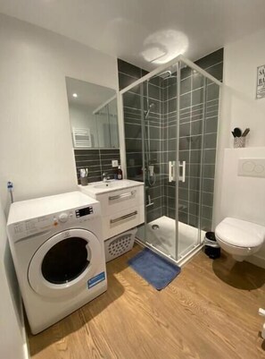 Toalhas de banho, papel higiênico