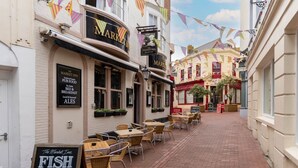 Un pub appelé « The Market Inn », doté d’une terrasse et d’une enseigne publicitaire pour le « fish and chips ».