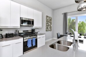 Fridge, oven, stovetop, dishwasher