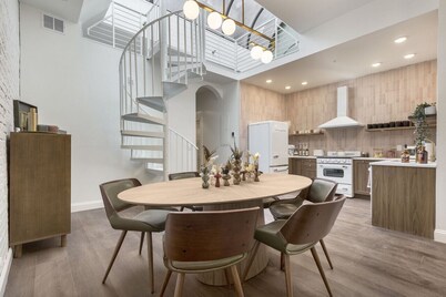Bourbon Loft. 5 bed/2 bath by Hollyhock Suites