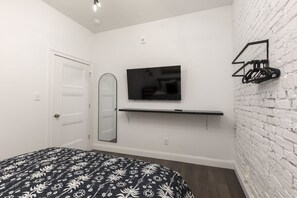 5 chambres, bureau, fer et planche à repasser, lit de bébé portatif