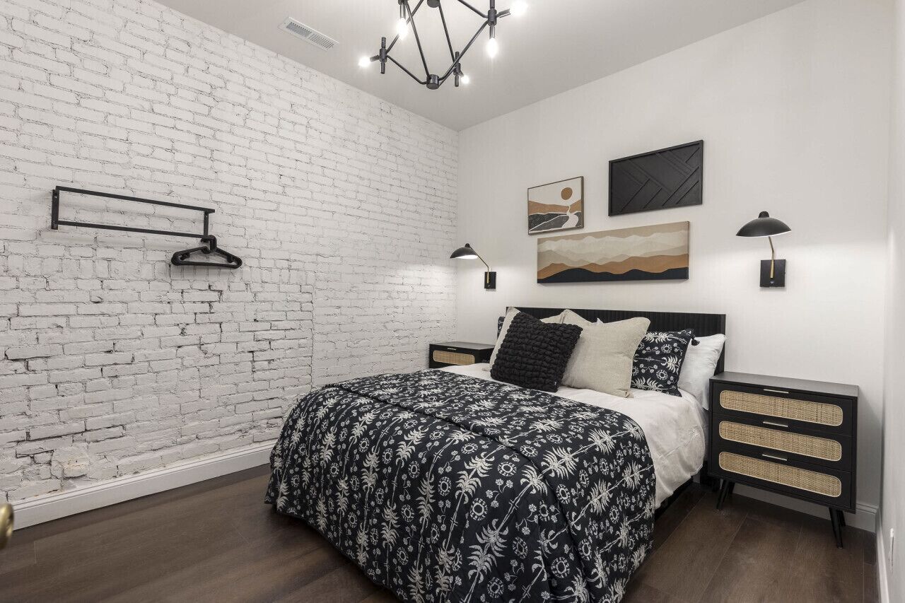 5 bedrooms, desk, iron/ironing board, travel crib