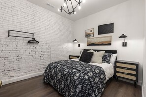 5 habitaciones, escritorio y tabla de planchar con plancha 