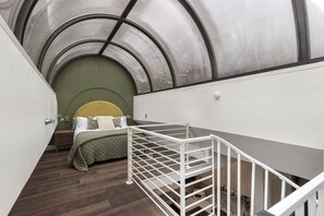 5 多间卧室、办公桌、熨斗/熨衣板、旅行婴儿床